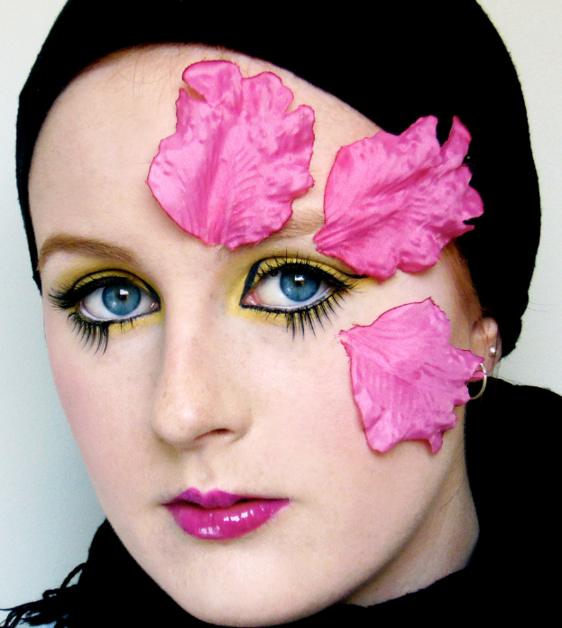 Eine Frau mit abwechslungsvollem Make-up im Gesicht.