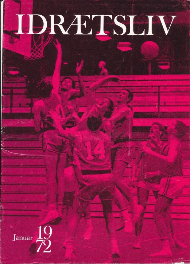 Buchumschlag mit einer Gruppe von Menschen in Basketballkleidung, die ein Spiel unter einem hellblauen Himmel mit weißen Wolken spielen, wobei der Text "idretslv - januar 1972" sichtbar ist.