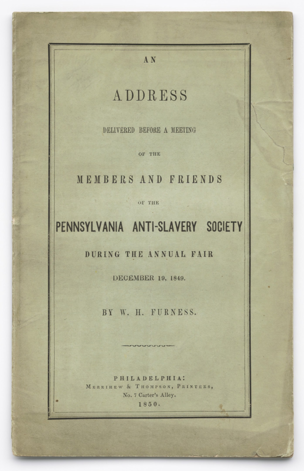 Ein Buch mit dem Titel "Eine Ansprache vor einer Versammlung der Mitglieder und Freunde der Pennsylvania Anti-Slavery Society während der jährlichen Messe" ist auf einer Seite mit schwarzer Tinte aufgeschlagen.